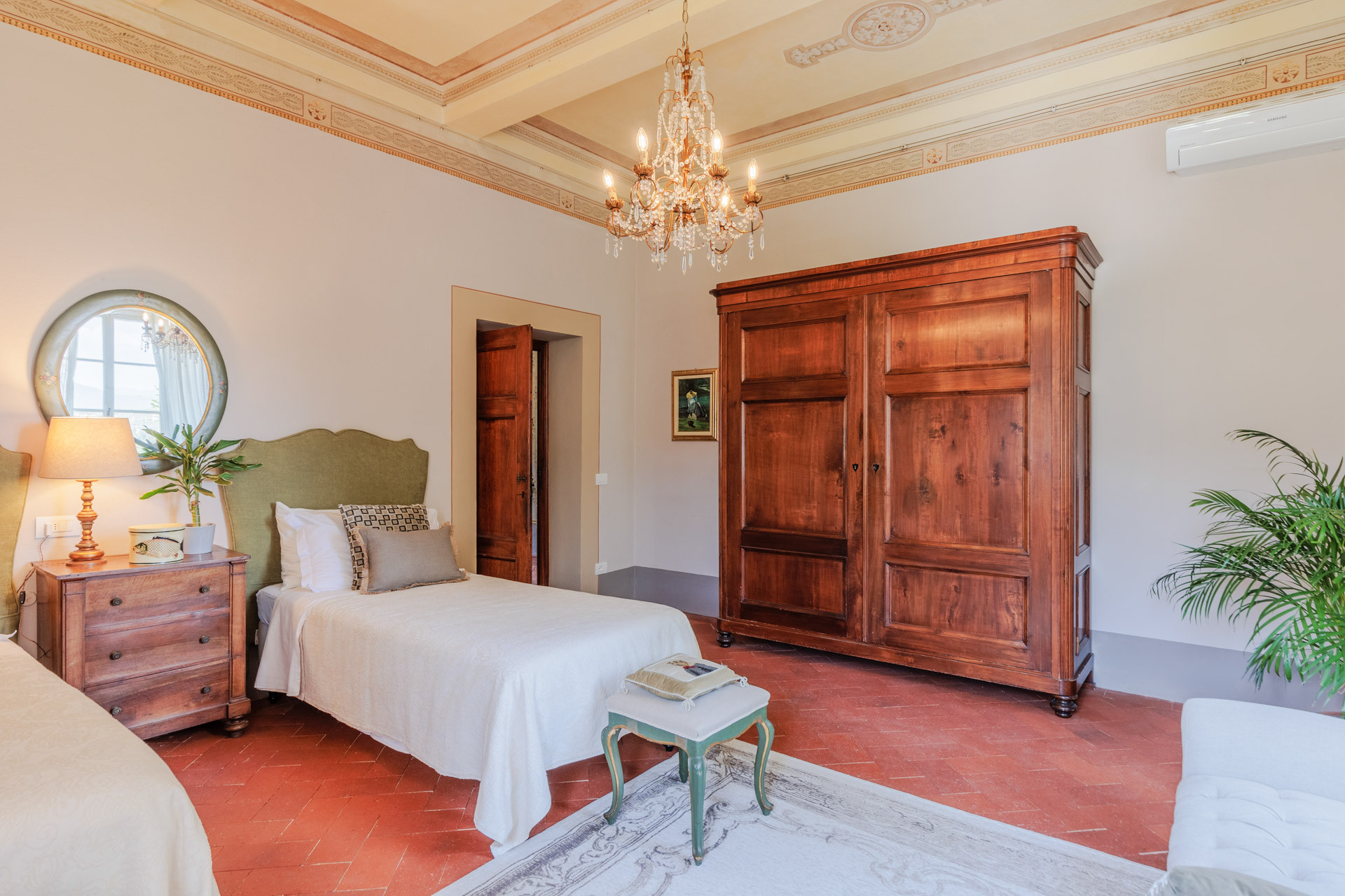 First-floor twin room, third view